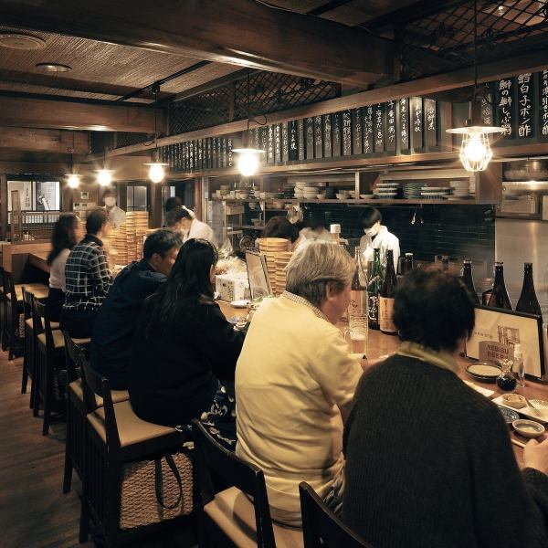 まさに特等席！職人の手仕事が目の前で見られるカウンター席は、店内の臨場感も感じられる。賑やかな雰囲気でのお食事はついついお酒も進みます。ぜひ調理風景も味わってください！