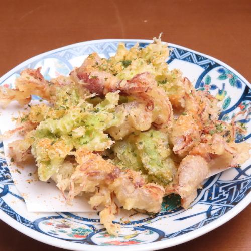 萤火鱿鱼和蜂斗菜天妇罗配干鲻鱼籽和盐