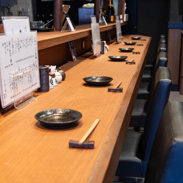 少人数で過ごしたい方にはカウンター席やテーブル席がおすすめ♪カウンター8席は料理人との距離が近く、串が焼ける音や香ばしさを五感で楽しめます。テーブル席は2名から4名掛けで計5卓、プライベート感を重視した配置が魅力的！落ち着いた雰囲気でゆっくりと会話をお楽しみいただけます。