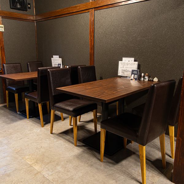 大型のご宴会に最適な空間をご用意しております！2階には広々としたテーブル席があり、人数に応じた柔軟なレイアウトで対応。全体の落ち着いたトーンが特徴で、黒とグレーを基調とした大人の雰囲気が宴会シーンを引き立てます。ゆったりとした造りで、和やかな会話を楽しみながら特別な時間を過ごせます。