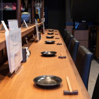 1층 카운터석을 8석 준비하고 있습니다.