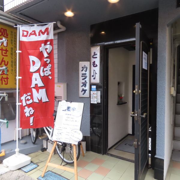 お一人様から団体宴会まで幅広く対応しており、貸切は最大25名様まで可能です◎広々とした内観は開放感があり、ゆったりと寛ぎながら自慢のお酒や料理を味わえます♪アットホームな雰囲気で居心地も良く、会社宴会や友人との集まりにも最適。一体感のある楽しい時間を演出できます！
