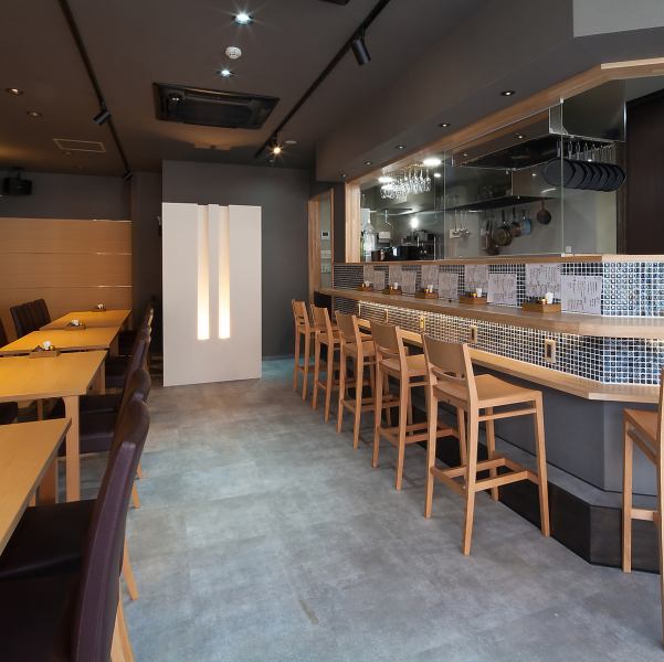 As you enter the store, you will find a spacious and deep space for adults where you can relax in a calm atmosphere.We have table seats and counter seats where you can watch the food being prepared right in front of you.The interior of the store is spacious and does not interfere with adult conversations.