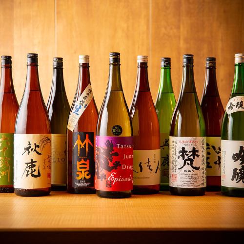 일본술은 전부 11종류.유리 80cc와 마시기 쉬운 크기이므로 다양한 술을 즐길 수 있습니다!