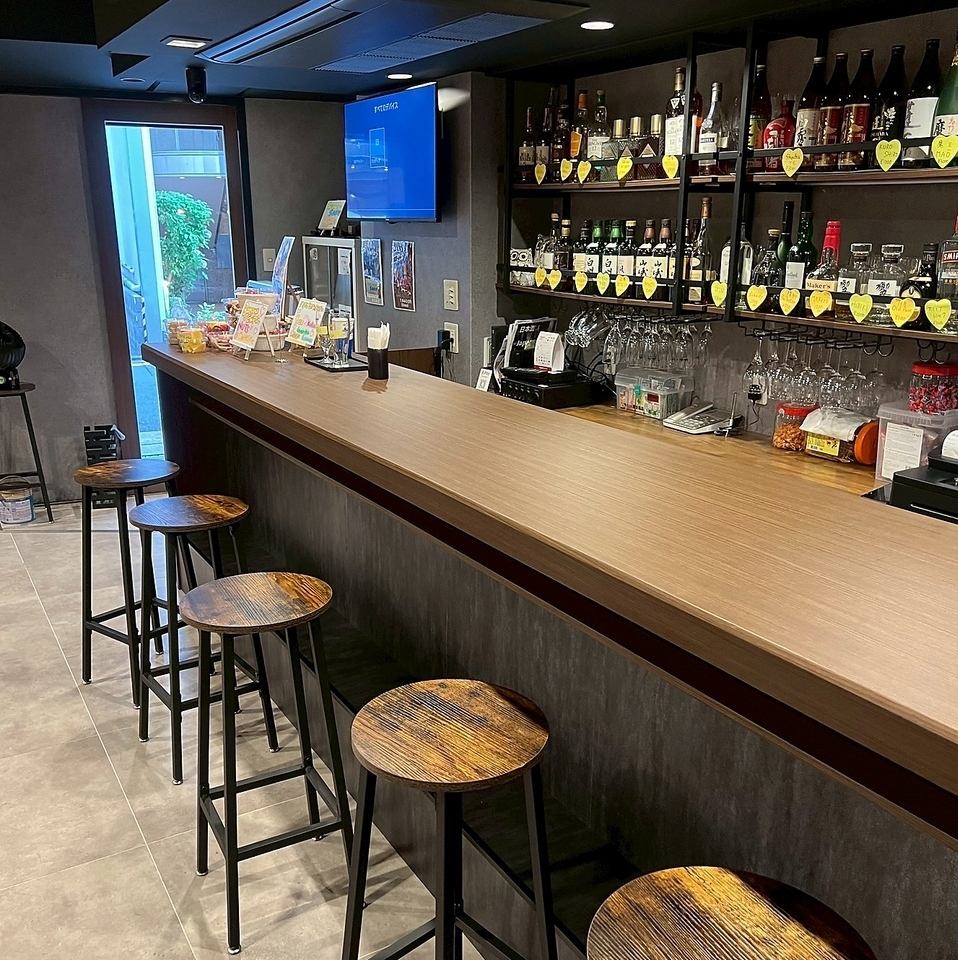 カウンターも完備の落ち着けるお気軽BAR♪テーブル席もあり◎
