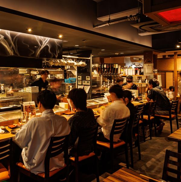 カウンター席は14名様までの特等席。壮観オープンキッチンのため、焼き場、板場のどちらも見ることが出来き、目線の高さに合わせた設計。目の前のネタケースにはその日に串打ちしたばかりのネタがズラリとならんで目を愉しませてくれます。お一人様、カップル、お友達同士などお気軽にお使いいただけます。