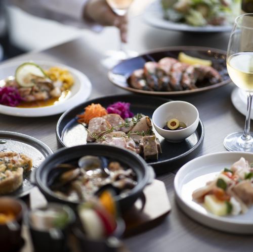 約40種類の世界各国の料理