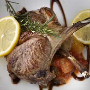 骨付き仔羊肉のオーブン焼き
