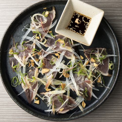 藁焼きかつおのたたきと香味野菜