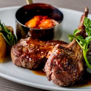 뼈가 달린 양고기 오븐 구이