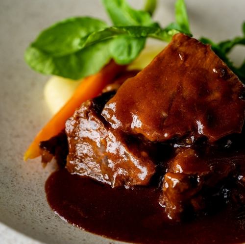 牛ほほ肉の赤ワイン煮込み