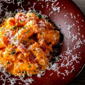 교토산 진홍 달걀을 사용한 카르보나라 리가토니