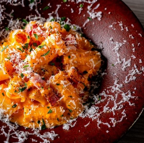京都産濃紅たまごを使ったカルボナーラ・リガトーニ