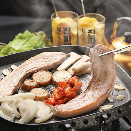 The main dish is samgyeopsal☆ A total of 7 dishes including yangnyeom chicken and cheese gimbap◆4000 yen with 2 hours of all-you-can-drink