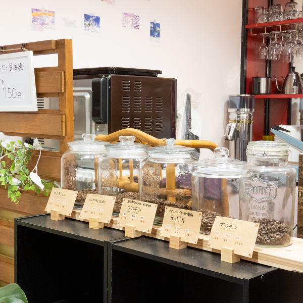 テイクアウトでコーヒー豆もご購入いただけます。ご自宅でお店の味が楽しめるのが嬉しいポイント♪カフェとしてご利用頂いても良し！ノンアルコールドリンクも充実しているので、お茶と会話を楽しみにご来店いただくのも、もちろん大歓迎です。