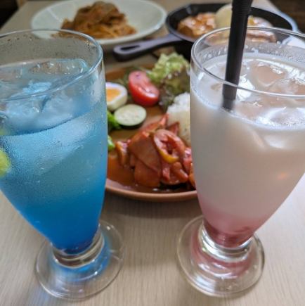 【女生派对套餐】包含两种意面、烩饭、法式吐司和甜点共6道菜 ⇒ 2,700日元（含税）