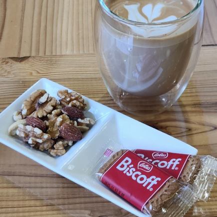 【早餐套餐】现磨咖啡或冷萃咖啡 + 混合坚果 + 饼干 ⇒ 800日元（含税）