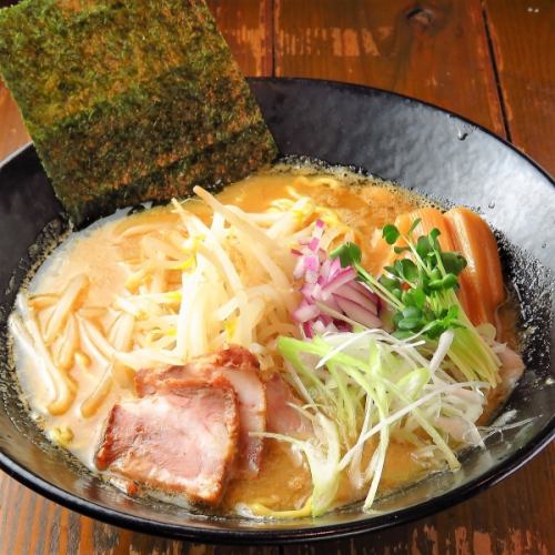 【こってり派のあなたへ】鶏白湯しょうゆらーめん 900円（税込）