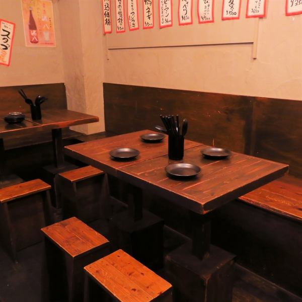 【グループでもどうぞ】ビールやハイボールだけでなく、少し変わった焼酎やシーズン毎にメニューの変わる日本酒などのお酒も取り揃え。テーブル4名掛けは4卓あり、グループで繋げてご利用いただくことも可能です。