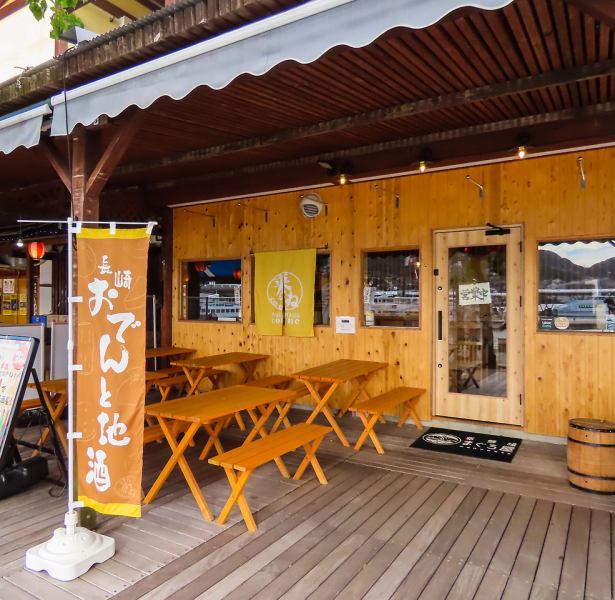 出島ワーフの1Fにあり、稲佐山の夜景を楽しみながら日本酒や長崎名物を味わうことができる。。会社宴会や同窓会など、様々なシーンでご利用いただけます。