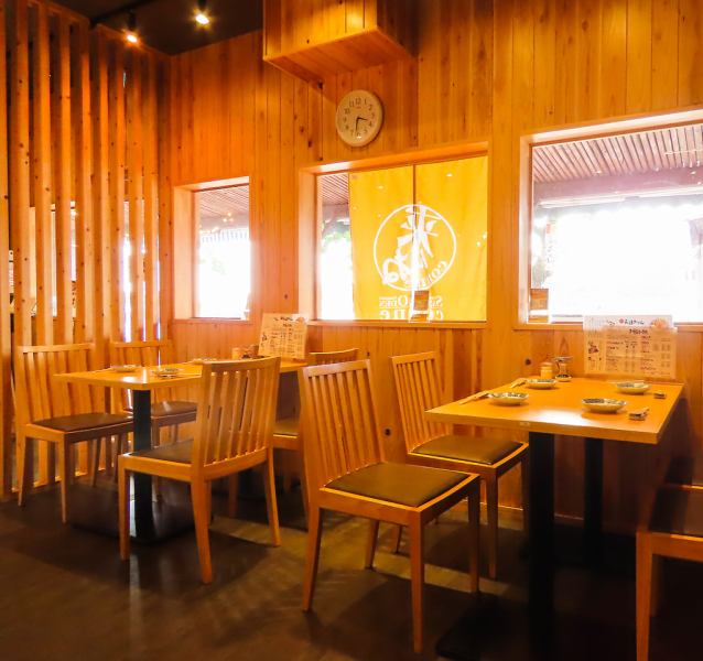 店内は木の温もりがあるモダンのテーブル席となっており、落ち着いた雰囲気の空間で、ご友人や同僚との飲み会や女子同士の集まり、会社の宴会などにも最適です♪是非、足を伸ばしてお寛ぎ頂けるお店です◎