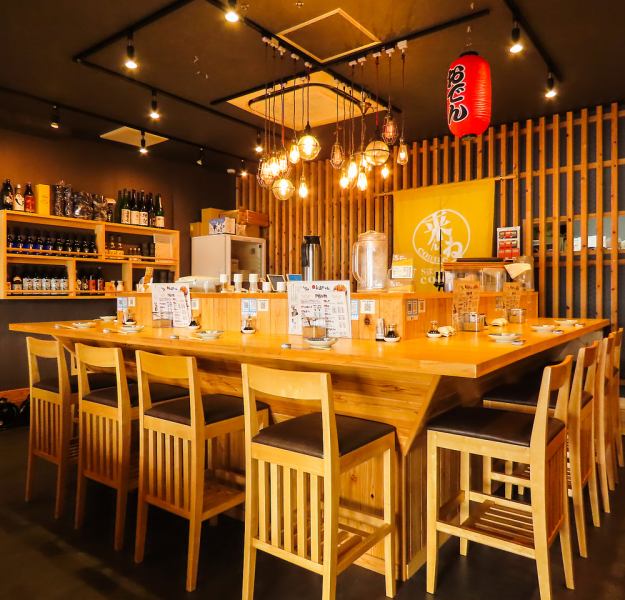 モダンのカウンター席も12席あり、おひとり様やデートにも最適!