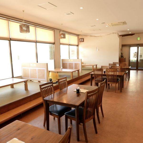 小さなお子様からご年配の方まで、皆さまがくつろげる温かい雰囲気です。ゆったりとお食事を楽しめる座敷など、ご利用シーンに合わせてお席をご案内します。