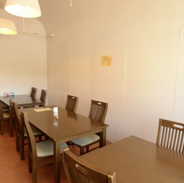 ご家族での団欒から会社の宴会まで、幅広いシーンにご利用いただけます。少人数向け個室から、最大50名様まで対応可能な貸し切りまで、ご希望に合わせてお選びください。