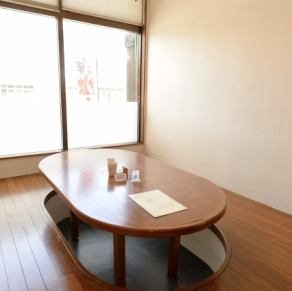 を閉めれば、そこは自分たちだけの空間。周囲を気にせず、ゆったりと食事と会話を楽しめる完全個室をご用意しています。接待や記念日、家族の集まりにも最適。落ち着いた雰囲気の完全個室で、特別な時間を心ゆくまでお過ごしください。