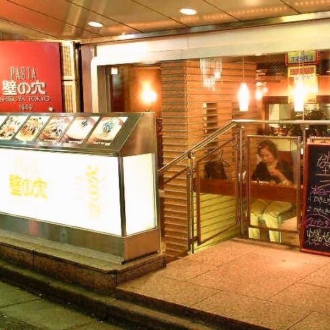 入り口はココ！109すぐ裏の小道の路面沿いだよ★お客様に安心してお食事を楽しんで頂けるよう、新型コロナウイルス感染防止の為、店内は換気、消毒を実施しております。従業員全員マスク着用、入り口付近にお客様用のアルコールスプレーを設置しております。