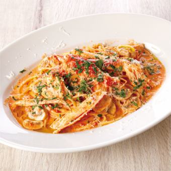 【旨みたっぷりの豪快な大皿パスタ！】ずわい蟹とマッシュルームのトマトクリームソースリングイネ