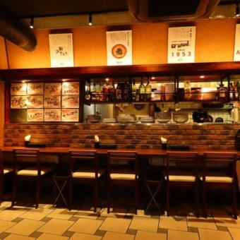 お一人様でもゆったり過ごせるカウンター席