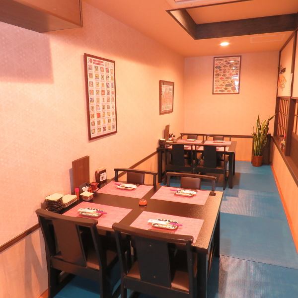 We have prepared 2 tables for 4 people in a semi-private room.We accept reservations for up to 8 people.Enjoy a meal with friends in a private space♪
