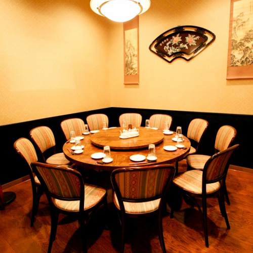 说到中国菜，这是一个圆桌会议！这是一个非常受欢迎的圆桌私人房间。