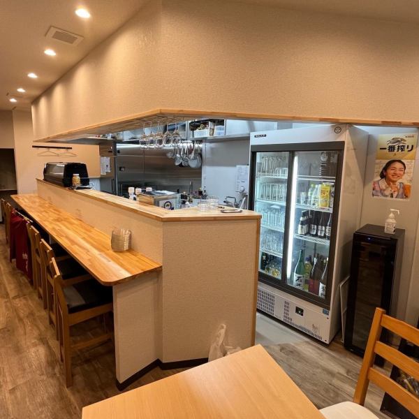 カウンター席11席ご用意しております。清潔感のある店内でごゆっくりとしたお時間をお過ごしください！自慢の新鮮なお料理ももちろんですが、店主との会話もお楽しみ下さい♪