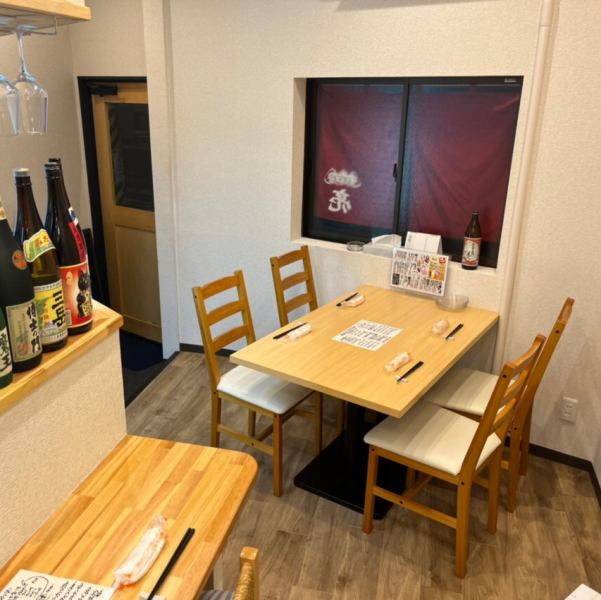 カウンター席だけではなく、4名様が座れるテーブルもご用意しております♪カウンターからは店主が調理する姿が見えて安心です♪お仕事終わりや呑み会に最適です！ご来店お待ちしております！