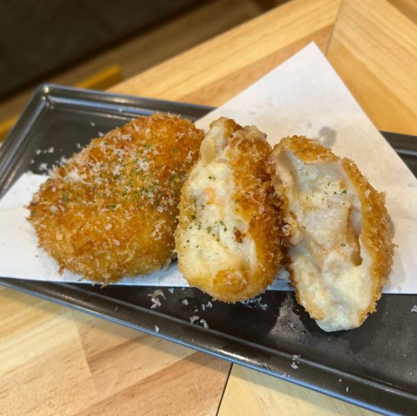 アツアツ！サクサク！■当店の人気メニュー■海鮮クリームコロッケ　1ケ450円(税込)