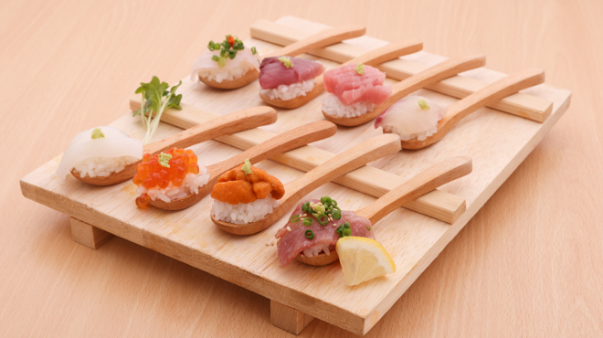元気溌溂な店主との会話を楽しみながら、新鮮な魚介類と創作料理をご堪能下さい！