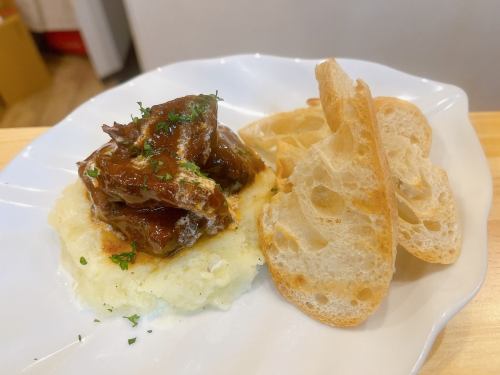 牛ホホ肉の赤ワイン煮込み