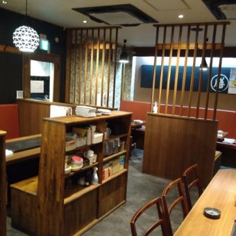 最大30名様まで収容可能な広々としたテーブル席は、歓送迎会や二次会にぴったり。鉄板を囲めば自然と会話が弾みます。ご家族やご友人との集まりでも、ゆったりとお食事を楽しめるサイズ感が人気。誕生日や記念日には、みんなでワイワイ鉄板を囲む賑やかなお祝いを。大人数でのご利用はぜひお気軽にご相談ください!