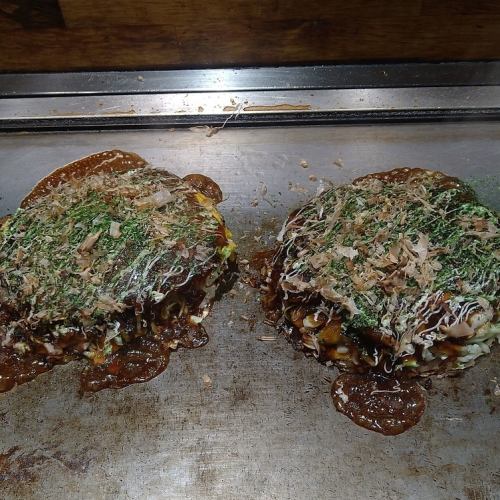 ふんわり食感とソースの旨味が絡み合う!種類豊富な「洋食焼き(お好み焼き風)」は必食の逸品!