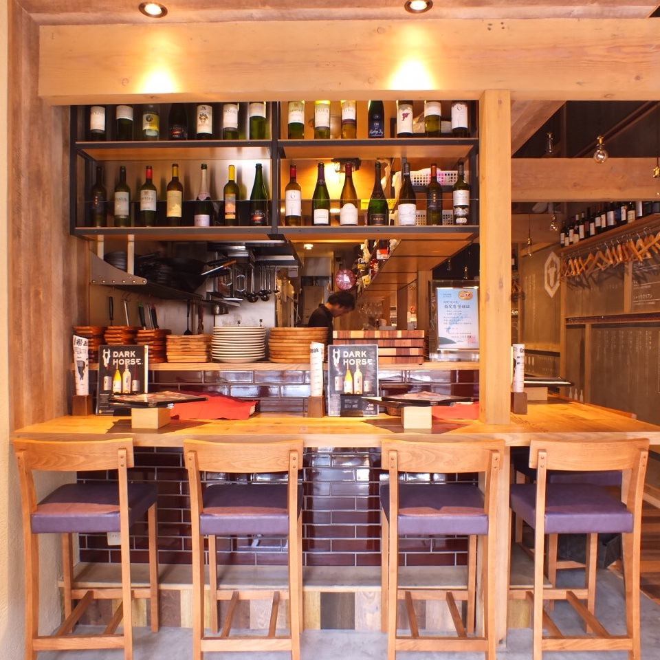 デザイナー監修内装の肉バルで大人なひと時を…