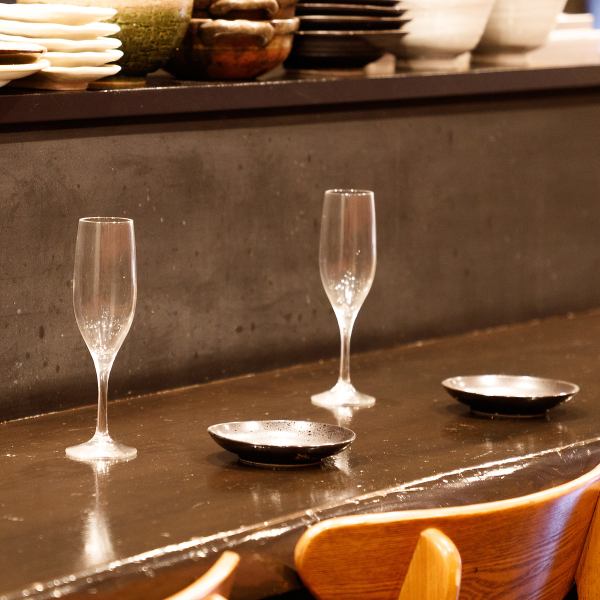 おしゃれなカウンター席はデートや記念日利用にピッタリ♪3~4名様での仕事帰りのサク飲みにもご利用頂けます!