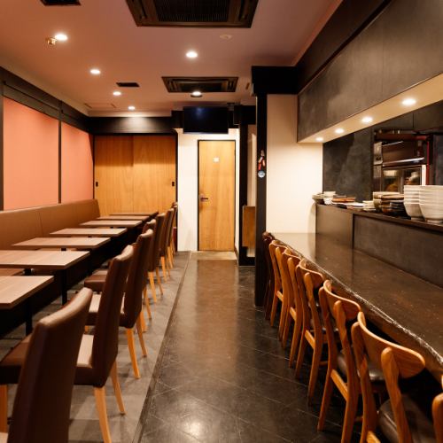 木目調の温かみある店内。宴会、女子会、誕生日、デートと様々なシーンでご利用頂けます。