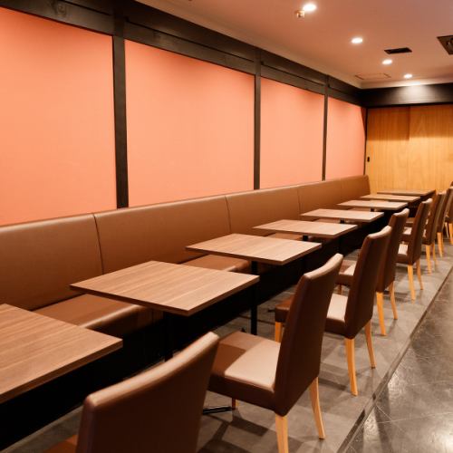 2名~16名前後まで対応できるテーブル席。ソファーテーブルで居心地の良い空間を演出。