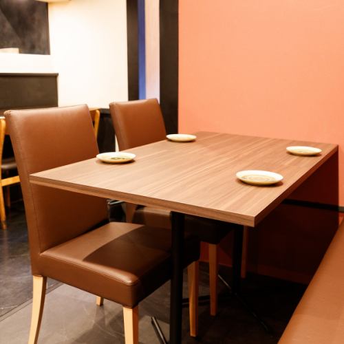 ゆったり寛げるソファータイプのテーブル席。お食事としてももちろん、家族でのご利用も◎