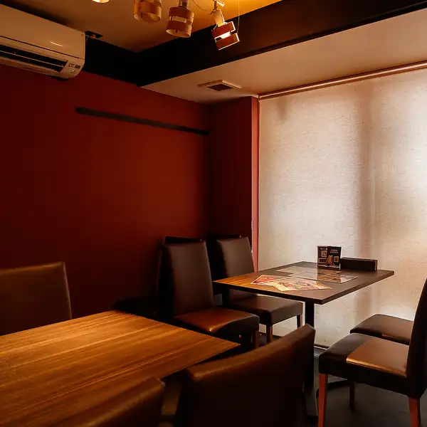 9名様までご利用頂ける完全個室席も1室ご用意ございますので大事な会食や接待にもおすすめです♪人気のお席の為お早めに御予約ください!店内もカジュアルにお洒落に楽しめる空間はデート、女子会、宴会など様々なシーンでご利用頂けます。近江牛をはじめ、黒毛和牛ステーキなど極上の肉料理をゆったりと堪能!!