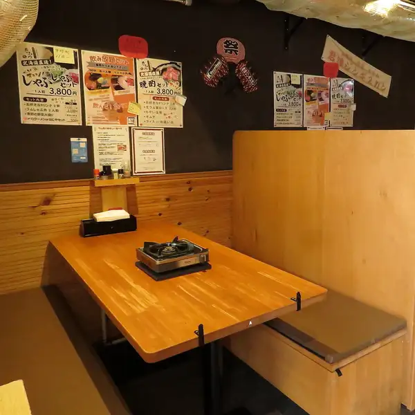 店内には4名様掛け、6名様掛けの広々としたテーブル席をご用意しております!「オシャレすぎず、肩肘張らずにジンギスカンを楽しめる」と大好評♪会社帰りのサク飲みや、ご友人同士の飲み会など、少人数から大人数の集まりまで、気心知れたお仲間とワイワイ心ゆくまで本場の味をご堪能ください★