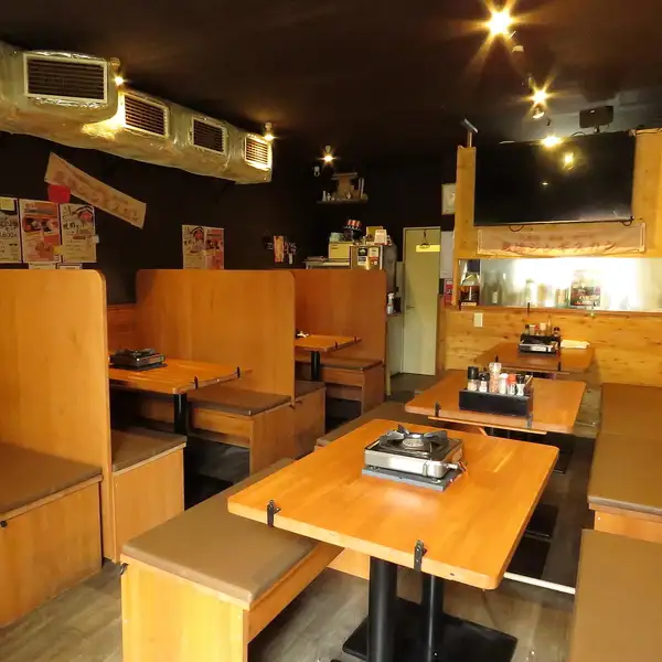 どなた様でも気軽にご来店いただけるよう、お店の入り口は段差がなく、十分なスペースを確保したバリアフリー対応となっております!お席の椅子を動かして車椅子のままテーブルでお食事をお楽しみいただくことも可能です◎ご高齢のお客様も、どうぞ安心して絶品ジンギスカンをお楽しみください!
