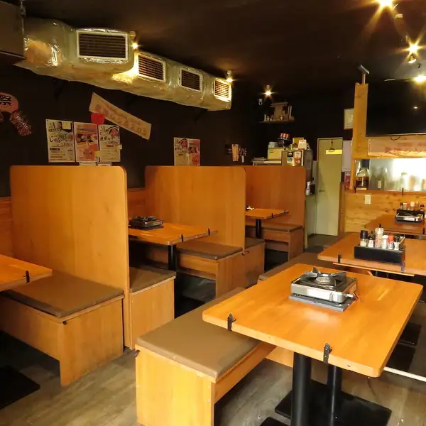 店内は紙たばこ・電子たばこ共に【全席喫煙可能】となっております!愛煙家の方も、席を立たずにゆっくりと美味しいラム肉や北海道の美酒をお楽しみいただけます◎さらにテレビも完備しておりますので、まるでご自宅のようにリラックスしながらお食事が可能♪気兼ねなく至福の時間をお過ごしいただけます★